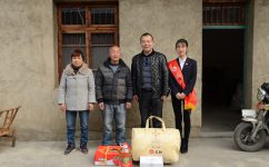 云顶国际yd888新春慰问优秀营销将士家属