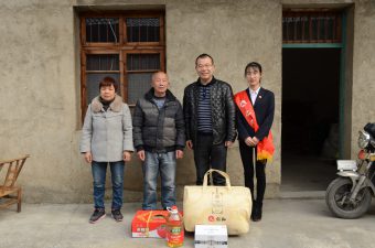 云顶国际yd888新春慰问优秀营销将士家属
